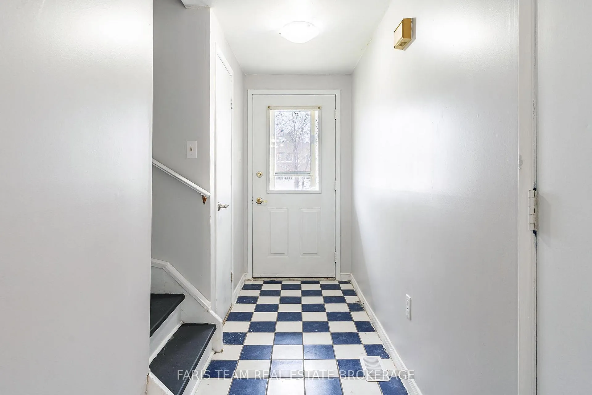 Photo 3 of 139 Burns Circle, Barrie, Letitia Heights — HOMEH