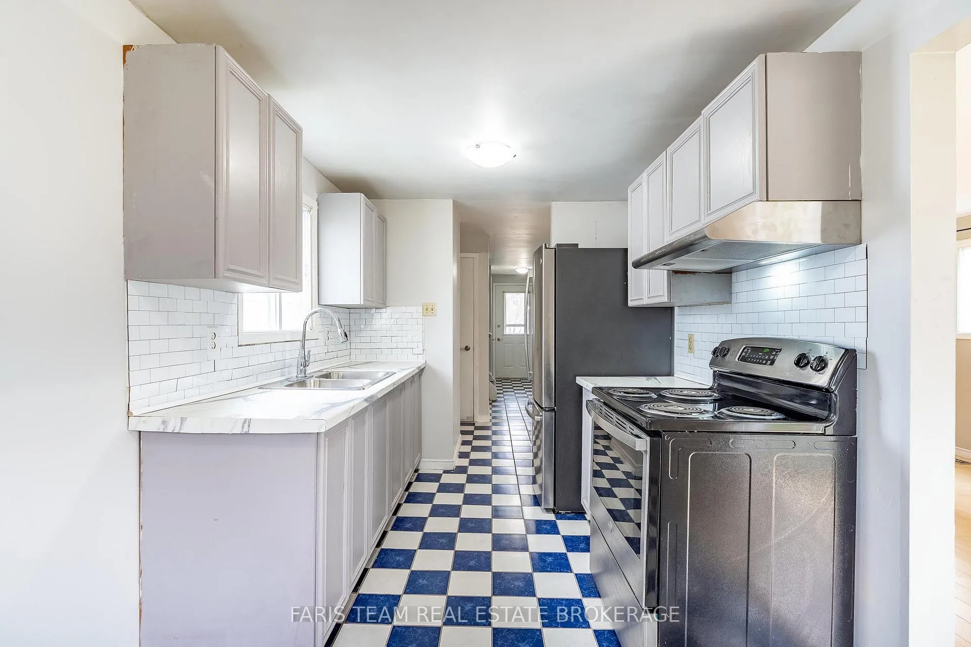 Photo 4 of 139 Burns Circle, Barrie, Letitia Heights — HOMEH
