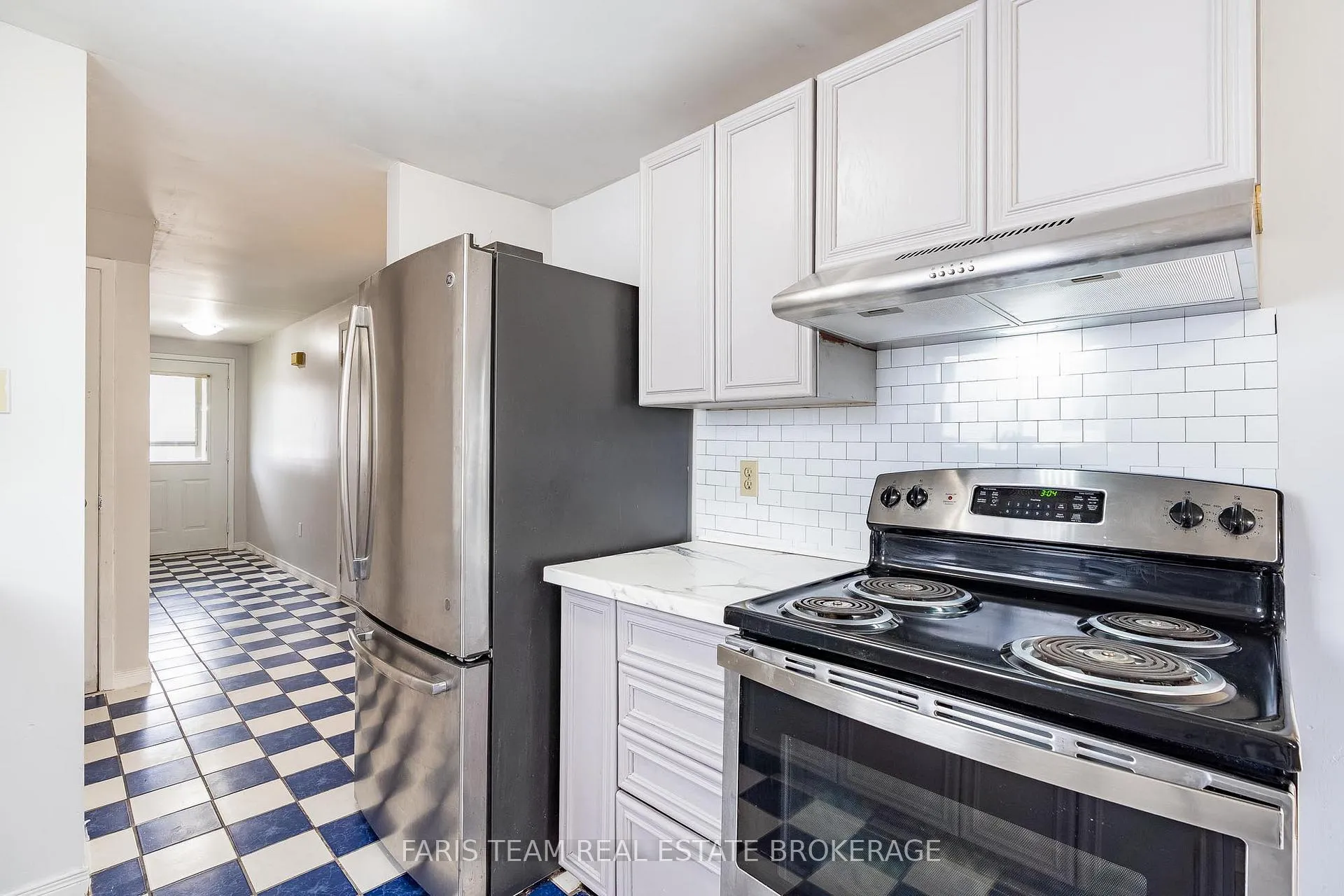 Photo 5 of 139 Burns Circle, Barrie, Letitia Heights — HOMEH