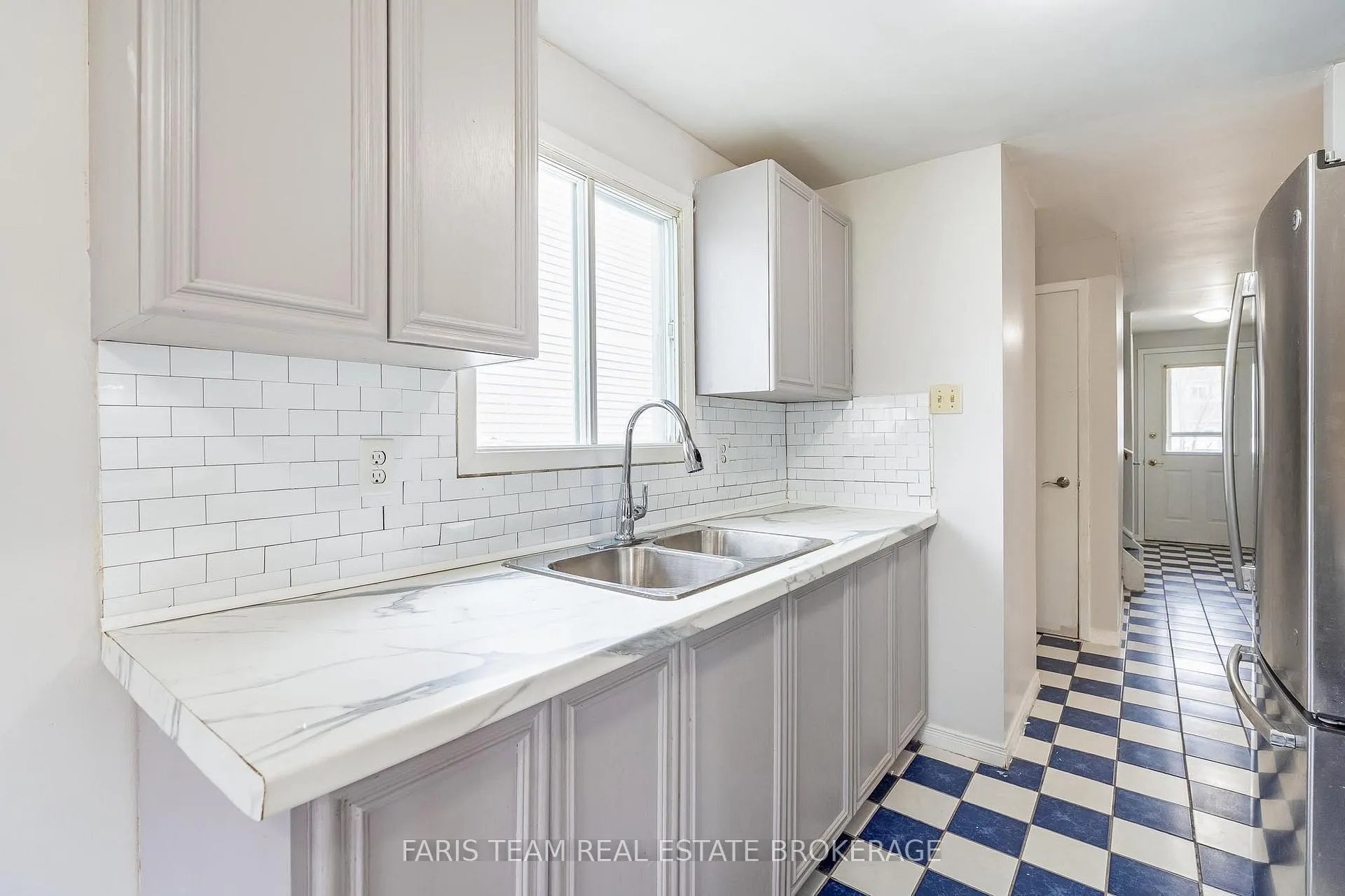 Photo 6 of 139 Burns Circle, Barrie, Letitia Heights — HOMEH