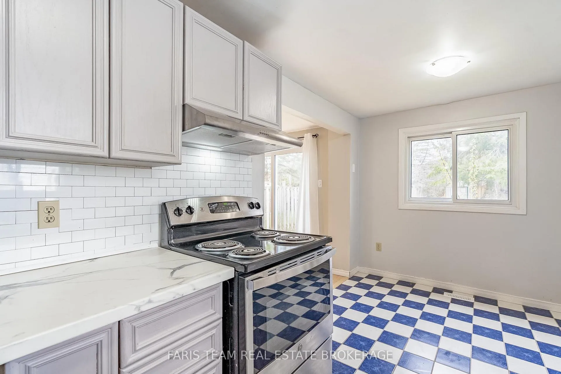 Photo 7 of 139 Burns Circle, Barrie, Letitia Heights — HOMEH