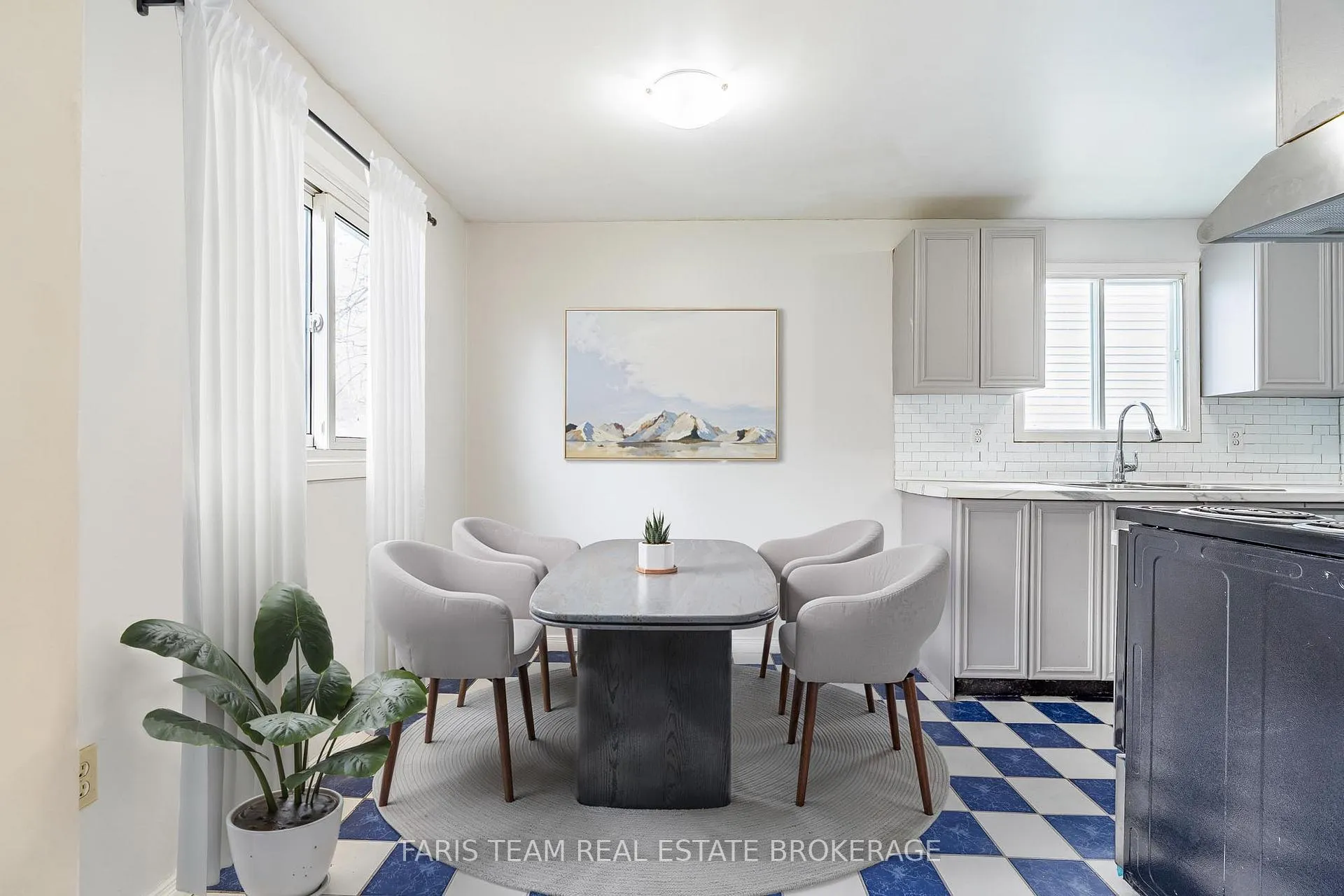 Photo 8 of 139 Burns Circle, Barrie, Letitia Heights — HOMEH