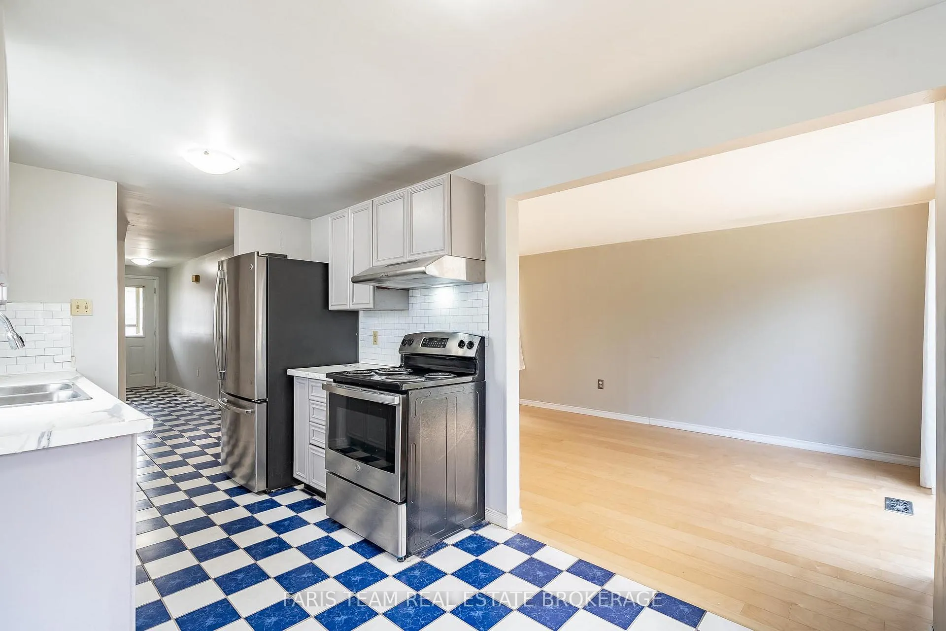 Photo 9 of 139 Burns Circle, Barrie, Letitia Heights — HOMEH