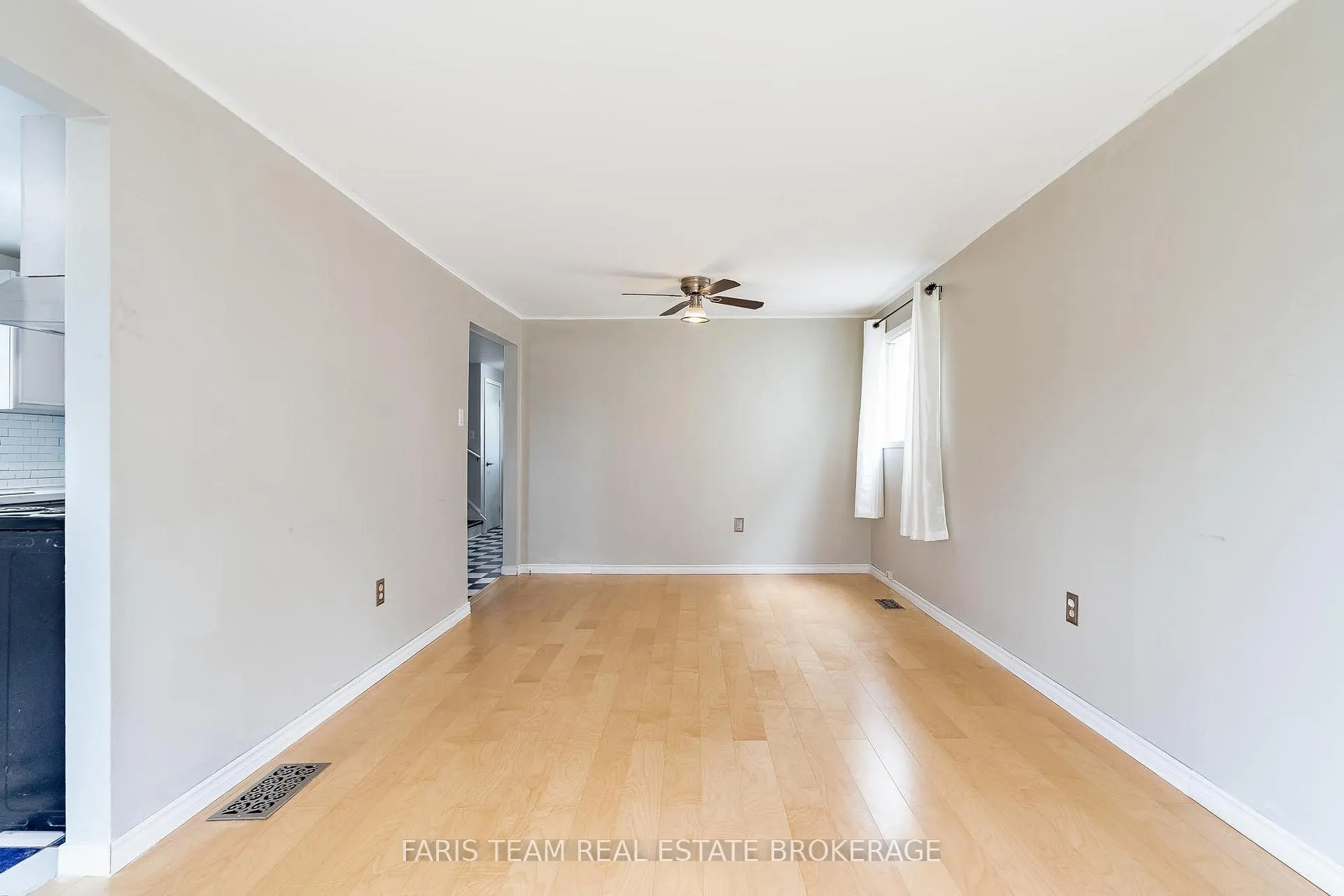 Photo 11 of 139 Burns Circle, Barrie, Letitia Heights — HOMEH
