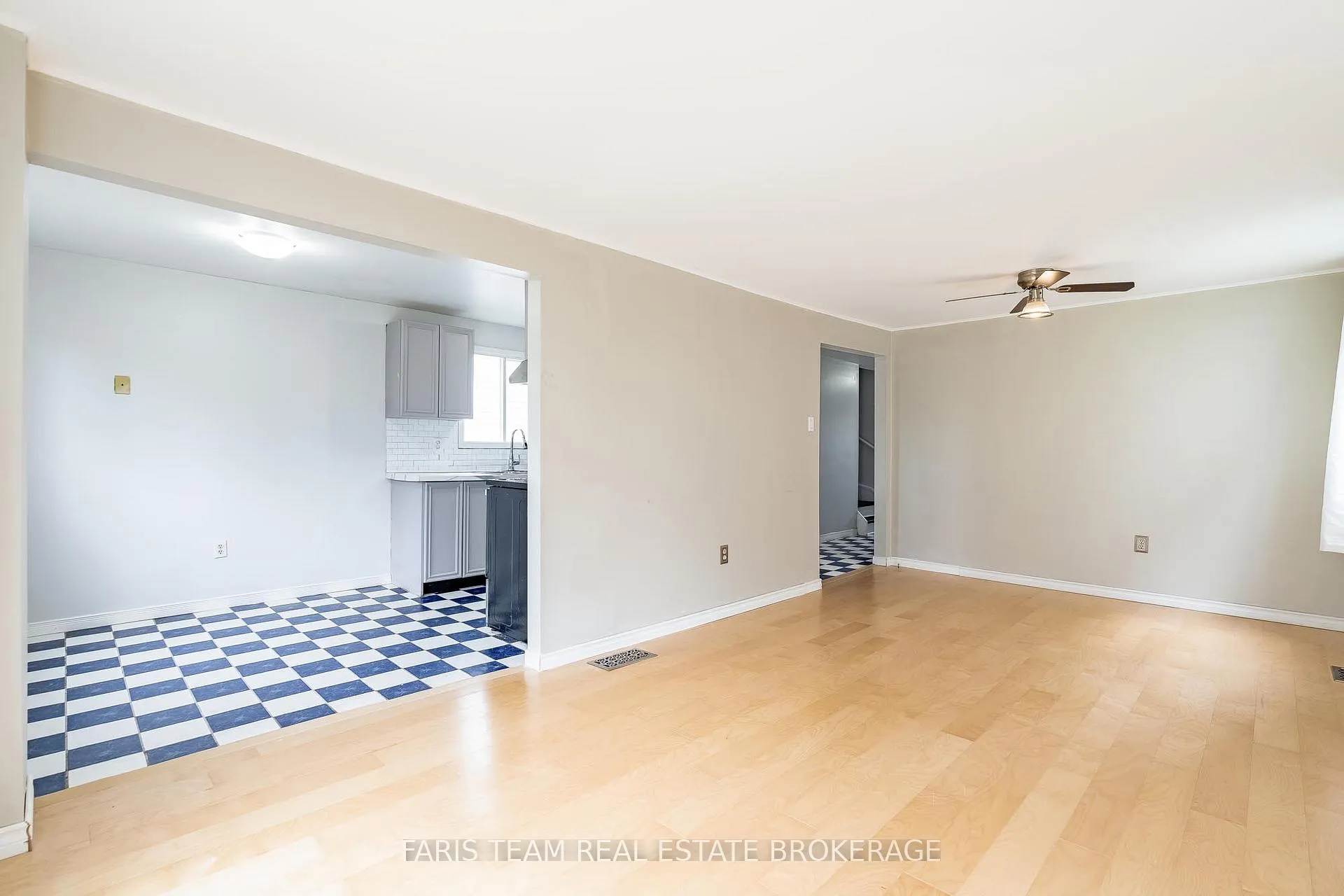 Photo 12 of 139 Burns Circle, Barrie, Letitia Heights — HOMEH