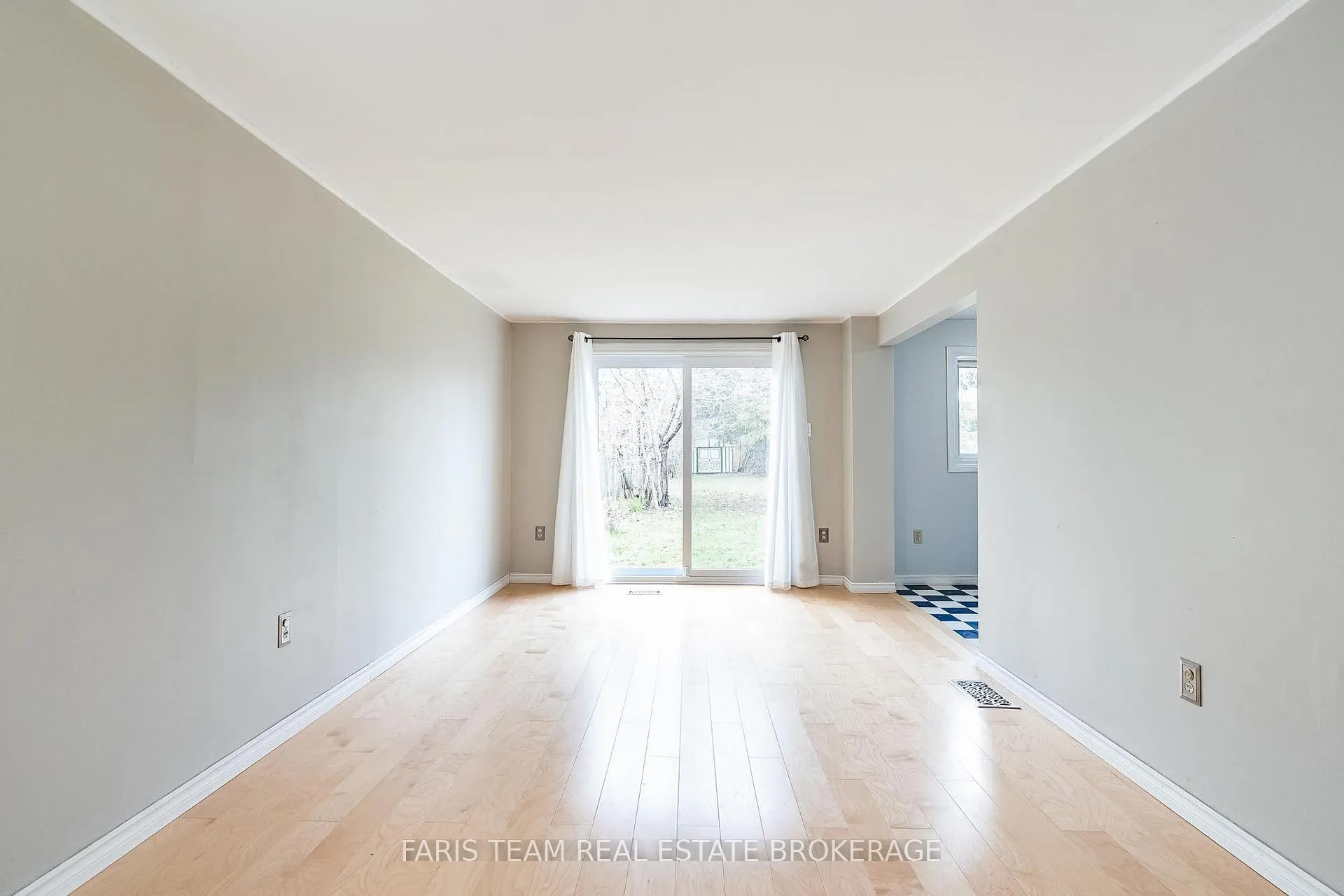 Photo 13 of 139 Burns Circle, Barrie, Letitia Heights — HOMEH