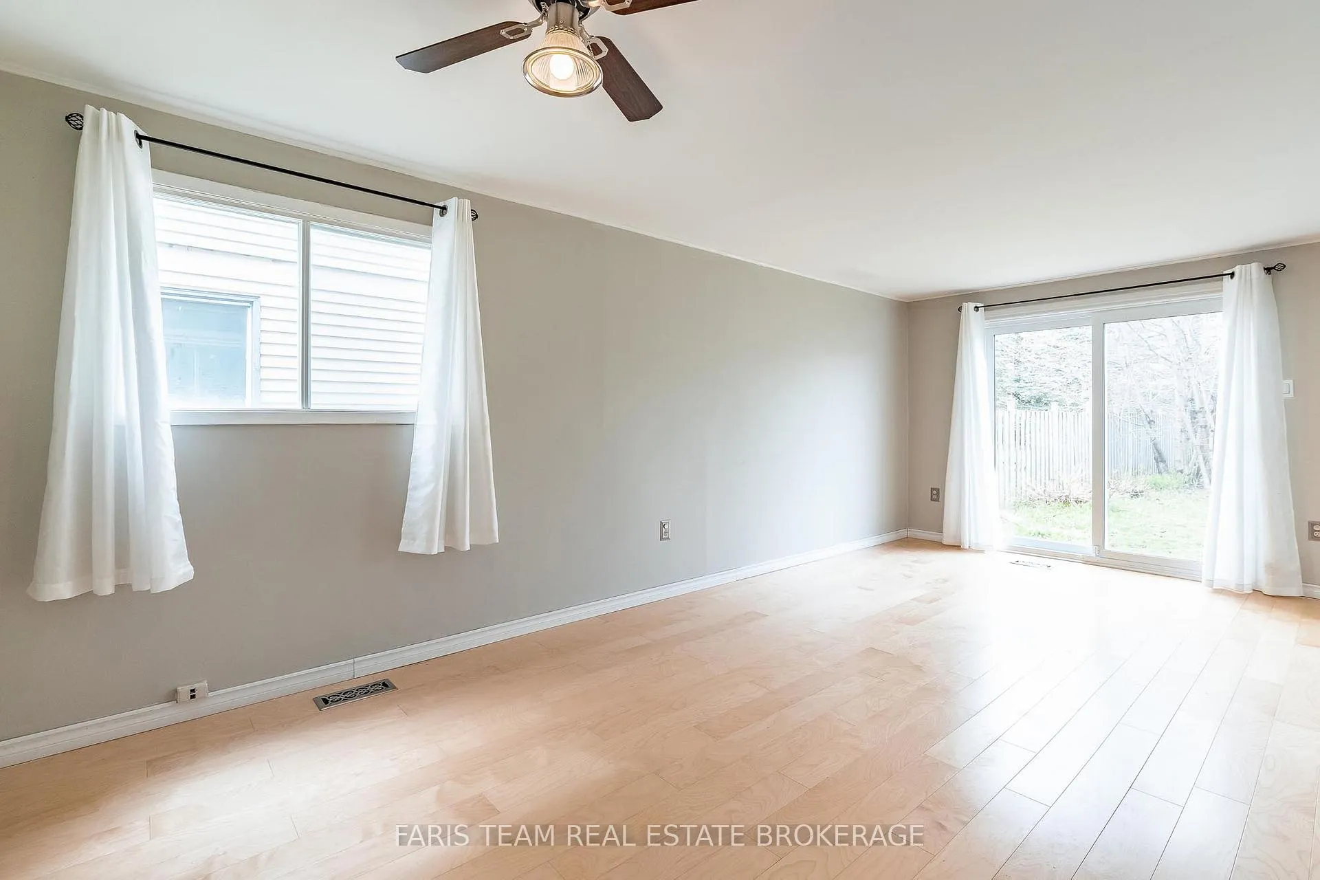 Photo 14 of 139 Burns Circle, Barrie, Letitia Heights — HOMEH