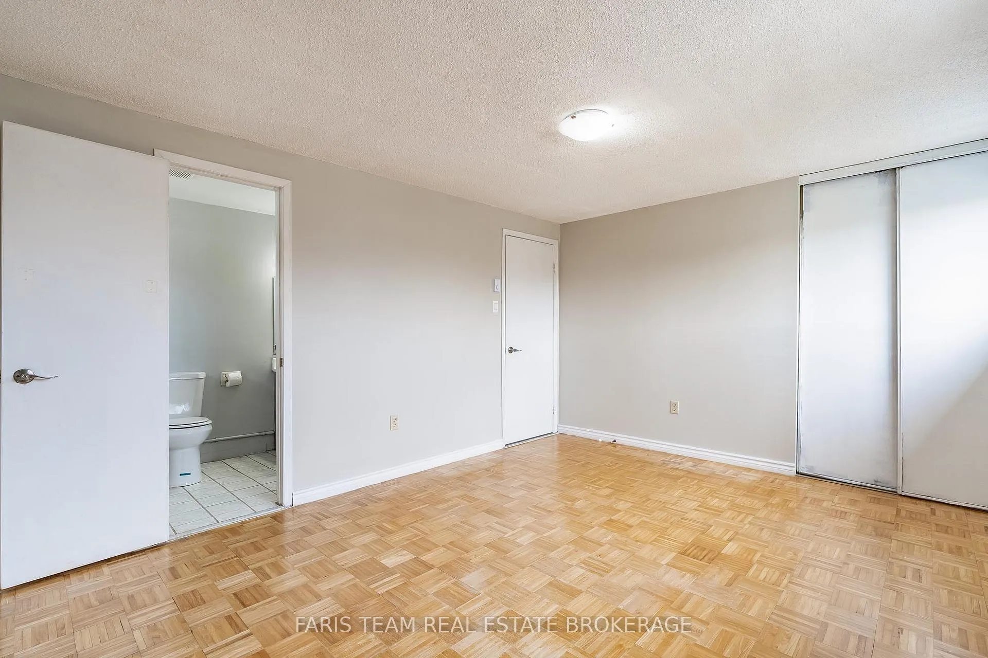 Photo 17 of 139 Burns Circle, Barrie, Letitia Heights — HOMEH