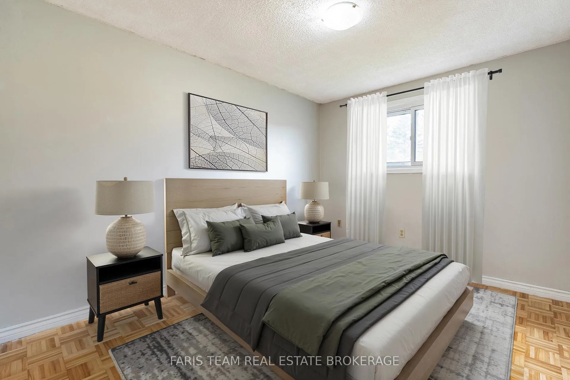 Photo 18 of 139 Burns Circle, Barrie, Letitia Heights — HOMEH