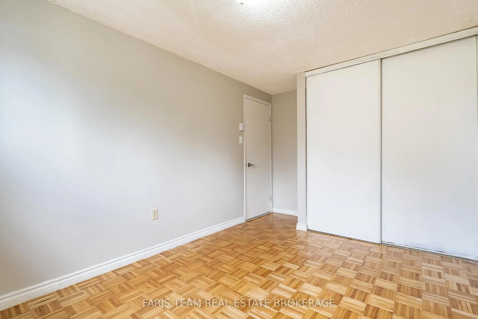 Photo 19 of 139 Burns Circle, Barrie, Letitia Heights — HOMEH