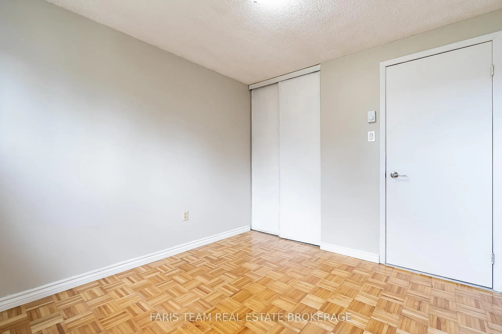 Photo 21 of 139 Burns Circle, Barrie, Letitia Heights — HOMEH