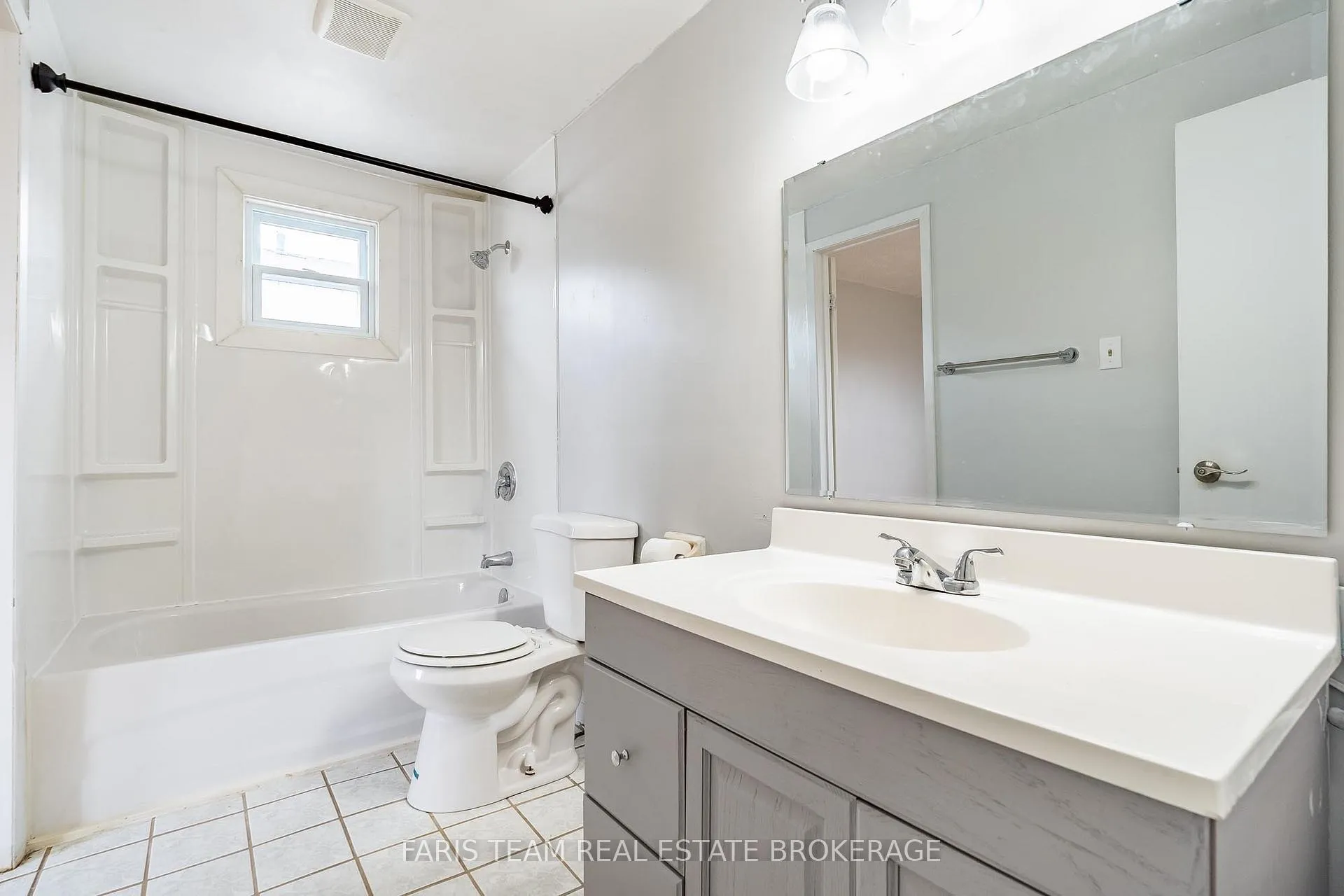Photo 22 of 139 Burns Circle, Barrie, Letitia Heights — HOMEH