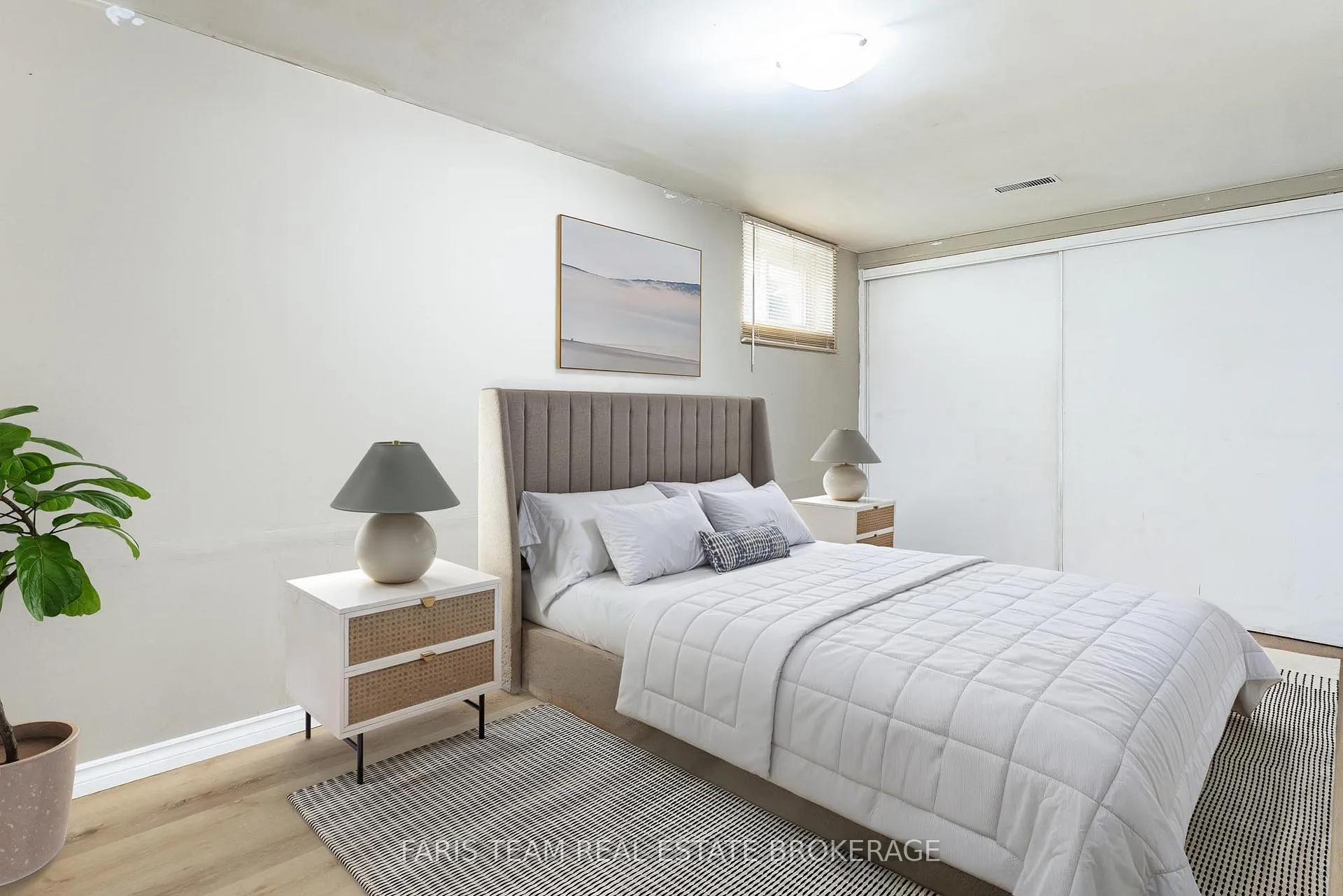 Photo 23 of 139 Burns Circle, Barrie, Letitia Heights — HOMEH