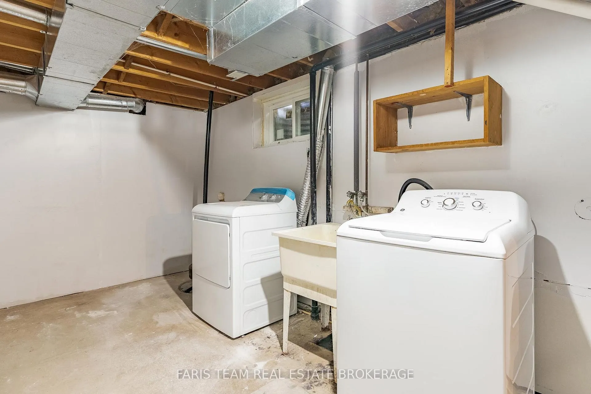 Photo 25 of 139 Burns Circle, Barrie, Letitia Heights — HOMEH