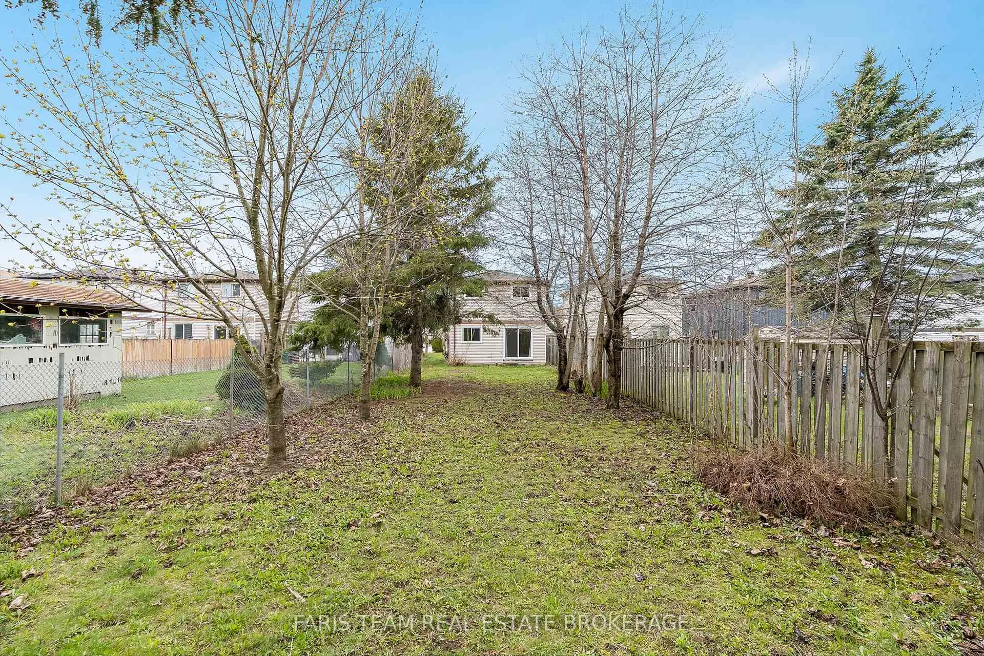 Photo 32 of 139 Burns Circle, Barrie, Letitia Heights — HOMEH