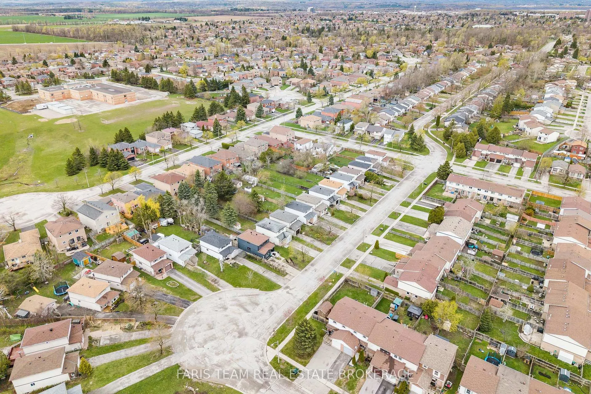 Photo 34 of 139 Burns Circle, Barrie, Letitia Heights — HOMEH