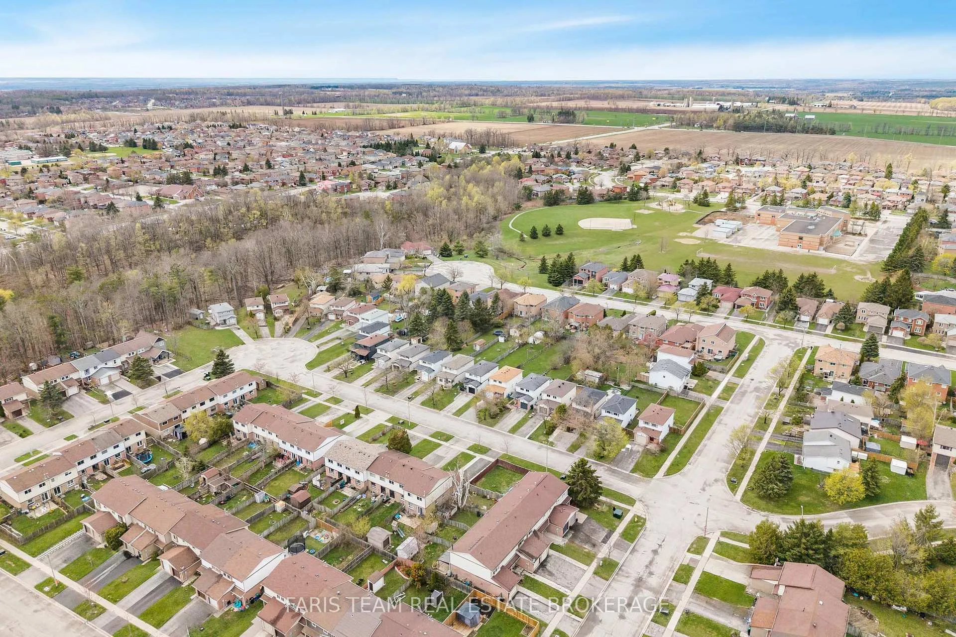 Photo 35 of 139 Burns Circle, Barrie, Letitia Heights — HOMEH