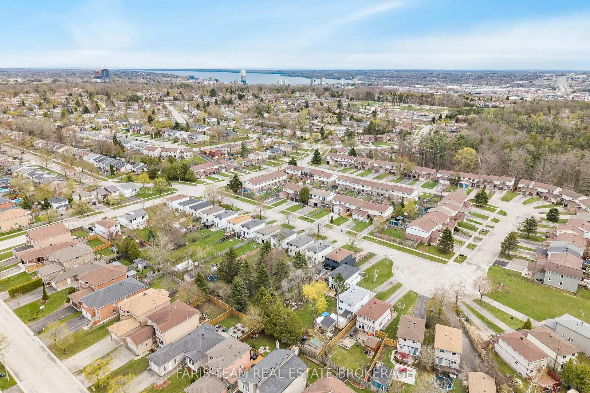 Photo 36 of 139 Burns Circle, Barrie, Letitia Heights — HOMEH