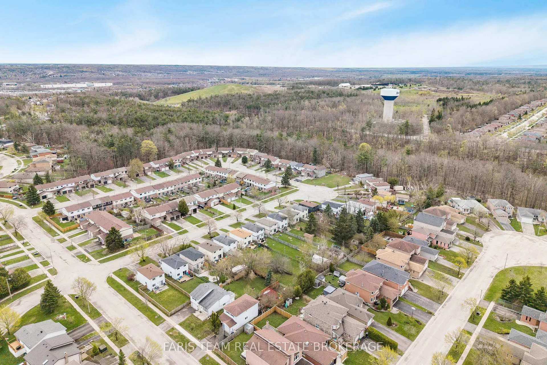 Photo 37 of 139 Burns Circle, Barrie, Letitia Heights — HOMEH