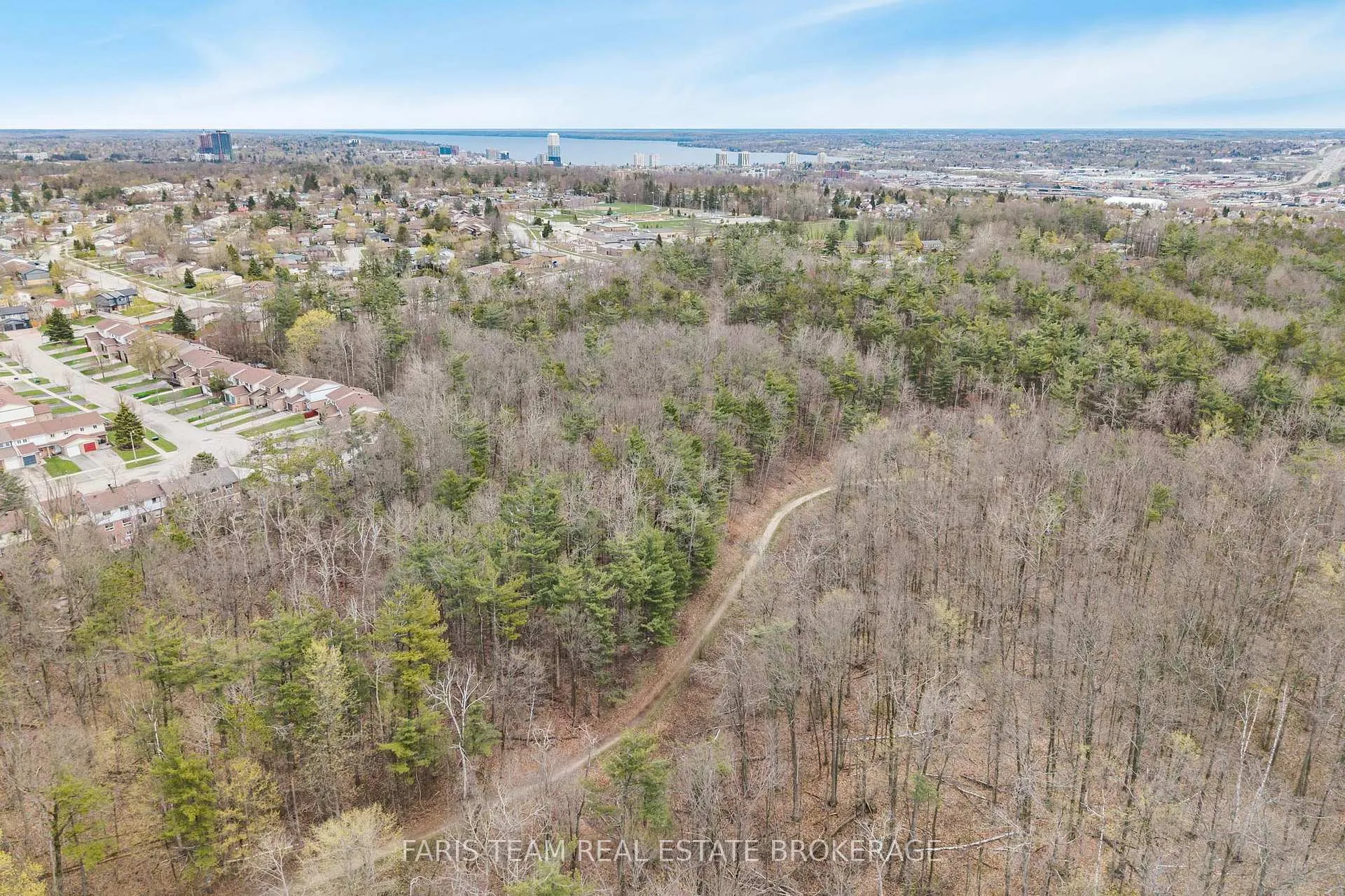 Photo 38 of 139 Burns Circle, Barrie, Letitia Heights — HOMEH