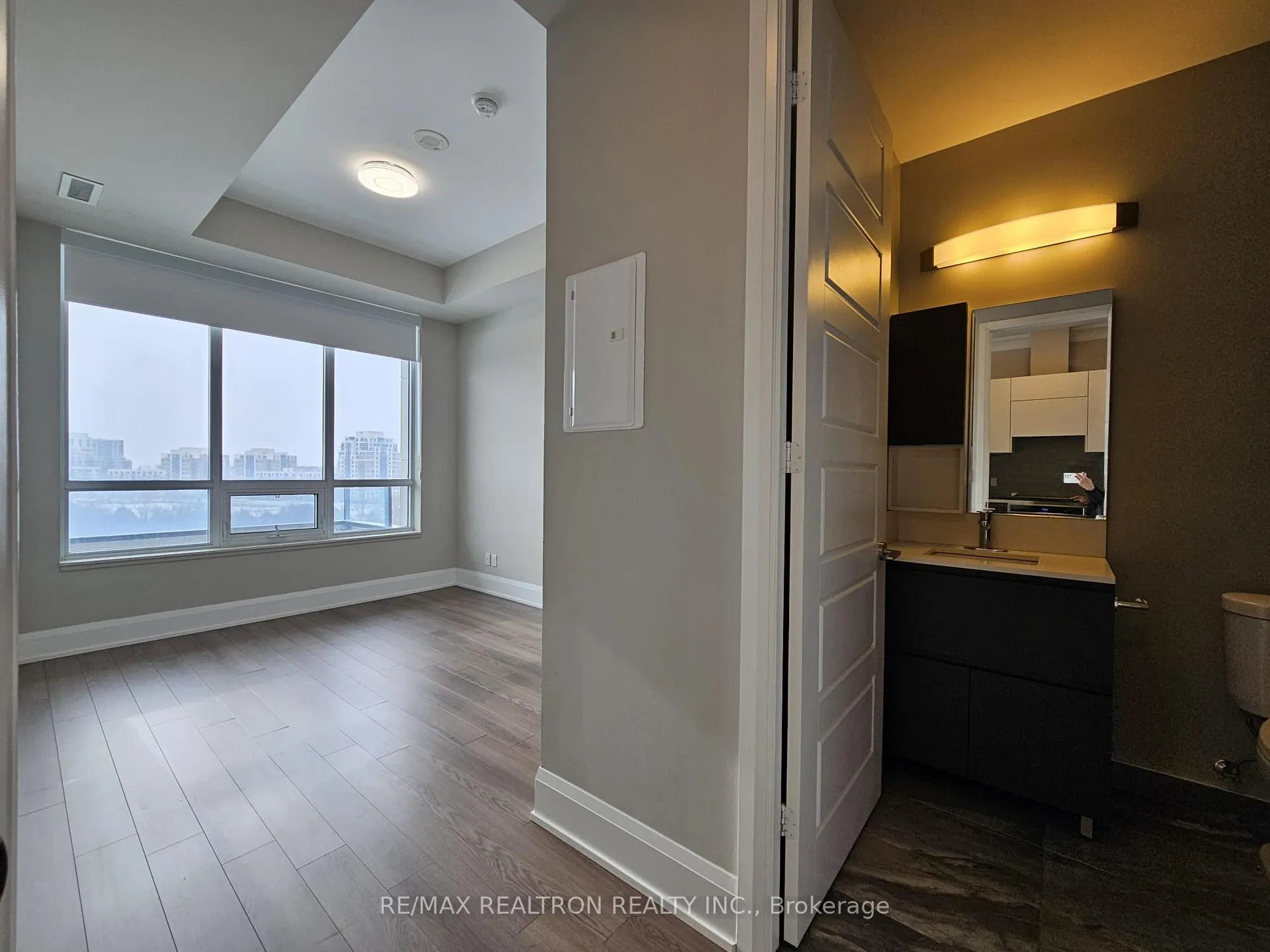 Photo 3 of Unit 807, 15 Water Walk Drive, Markham, Unionville — HOMEH