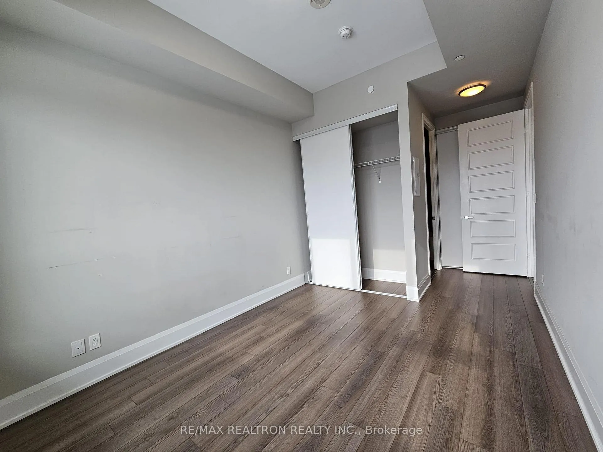 Photo 5 of Unit 807, 15 Water Walk Drive, Markham, Unionville — HOMEH