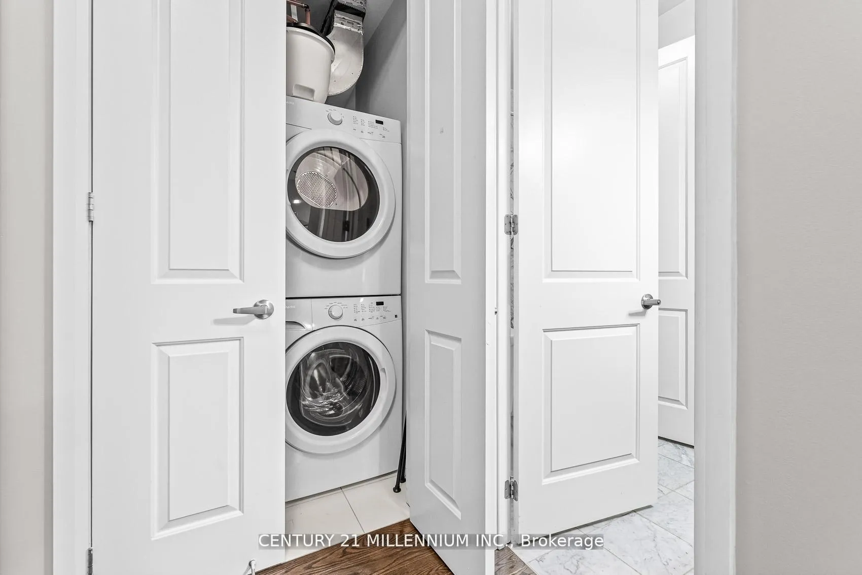 Photo 5 of Unit 419, 15277 Yonge Street, Aurora, Aurora Village — HOMEH