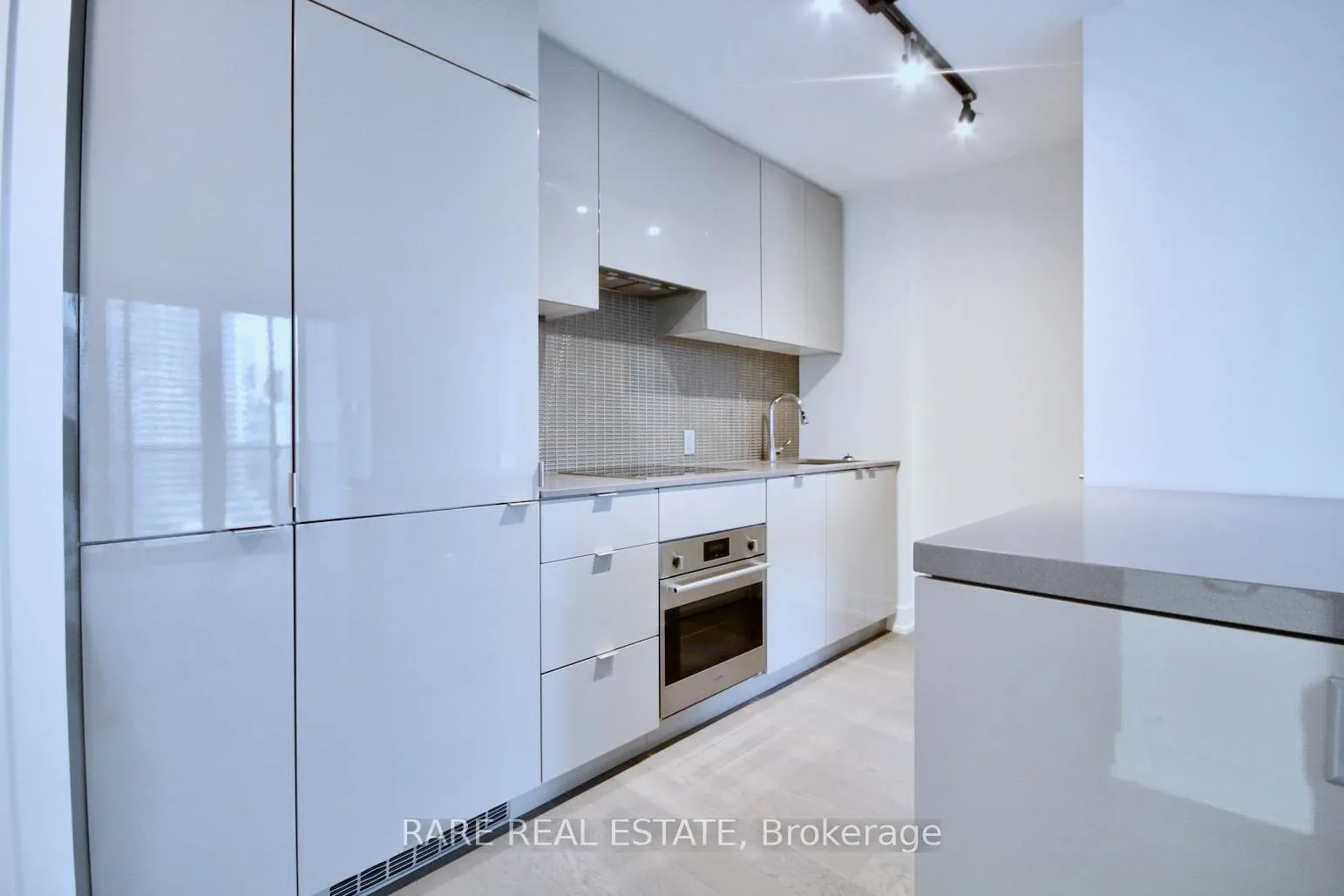 Photo 5 of Unit 2103, 7 Grenville Street, Toronto, Bay Street Corridor — HOMEH