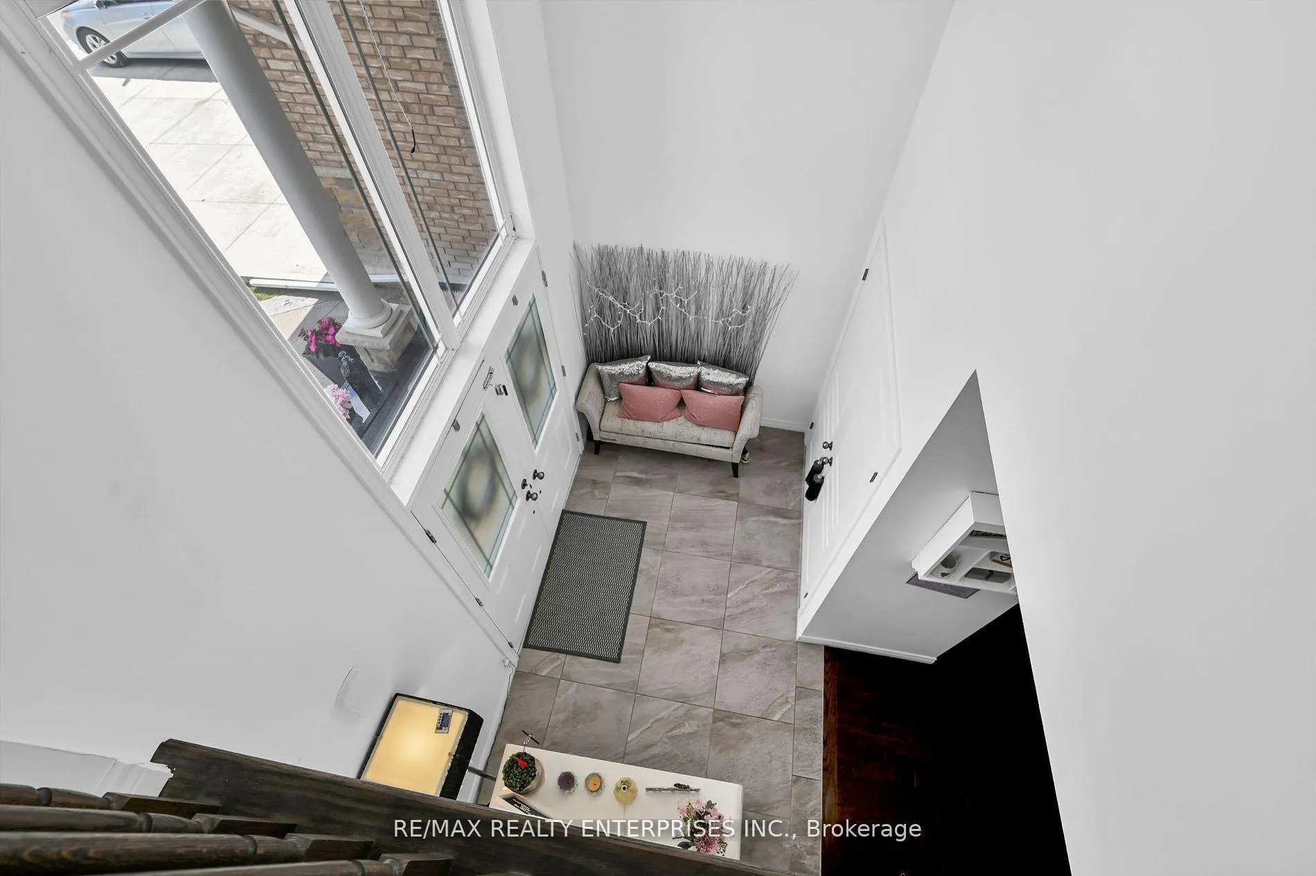 Photo 5 of 130 Chartwell Circle, Hamilton, Jerome — HOMEH