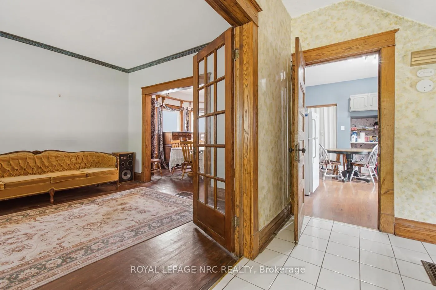 Photo 5 of 4719 Epworth Circle, Niagara Falls, Downtown — HOMEH
