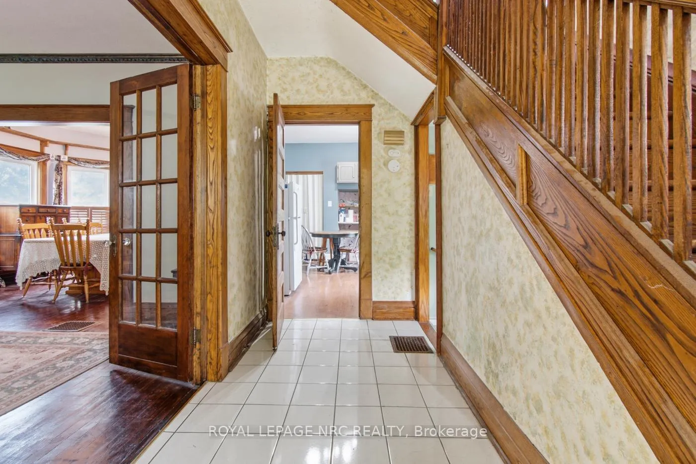Photo 6 of 4719 Epworth Circle, Niagara Falls, Downtown — HOMEH