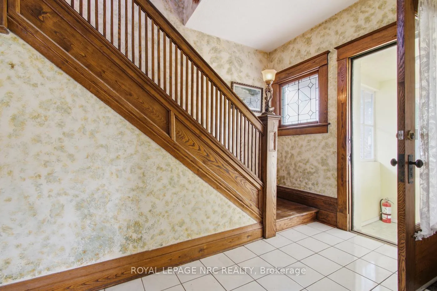 Photo 7 of 4719 Epworth Circle, Niagara Falls, Downtown — HOMEH