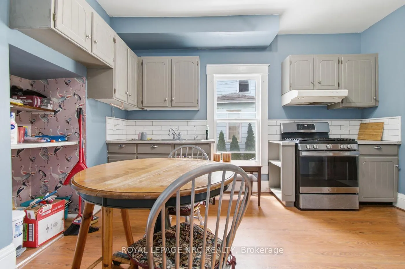 Photo 14 of 4719 Epworth Circle, Niagara Falls, Downtown — HOMEH