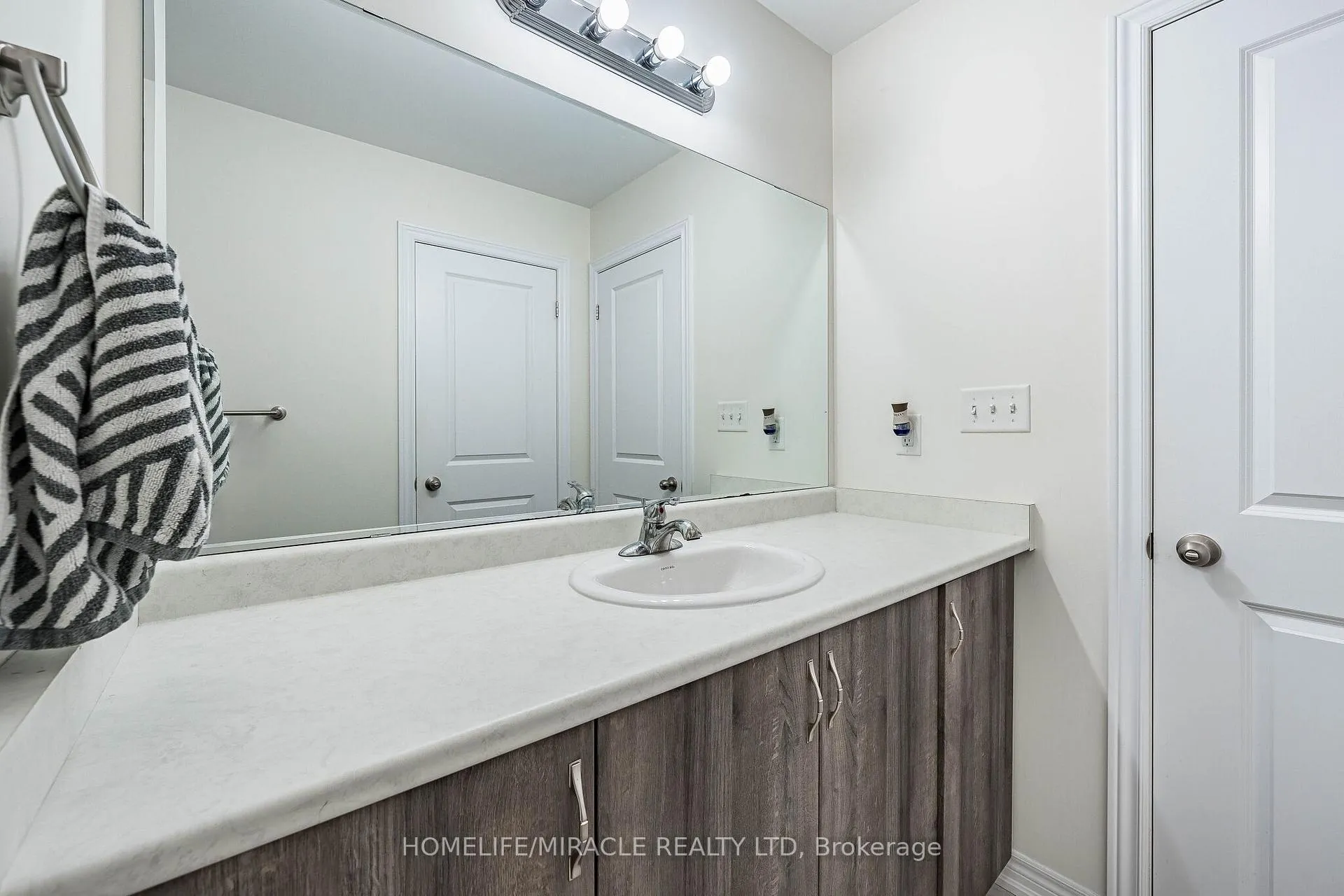 Photo 41 of 21 Junior Road, Brampton, Northwest Brampton — HOMEH
