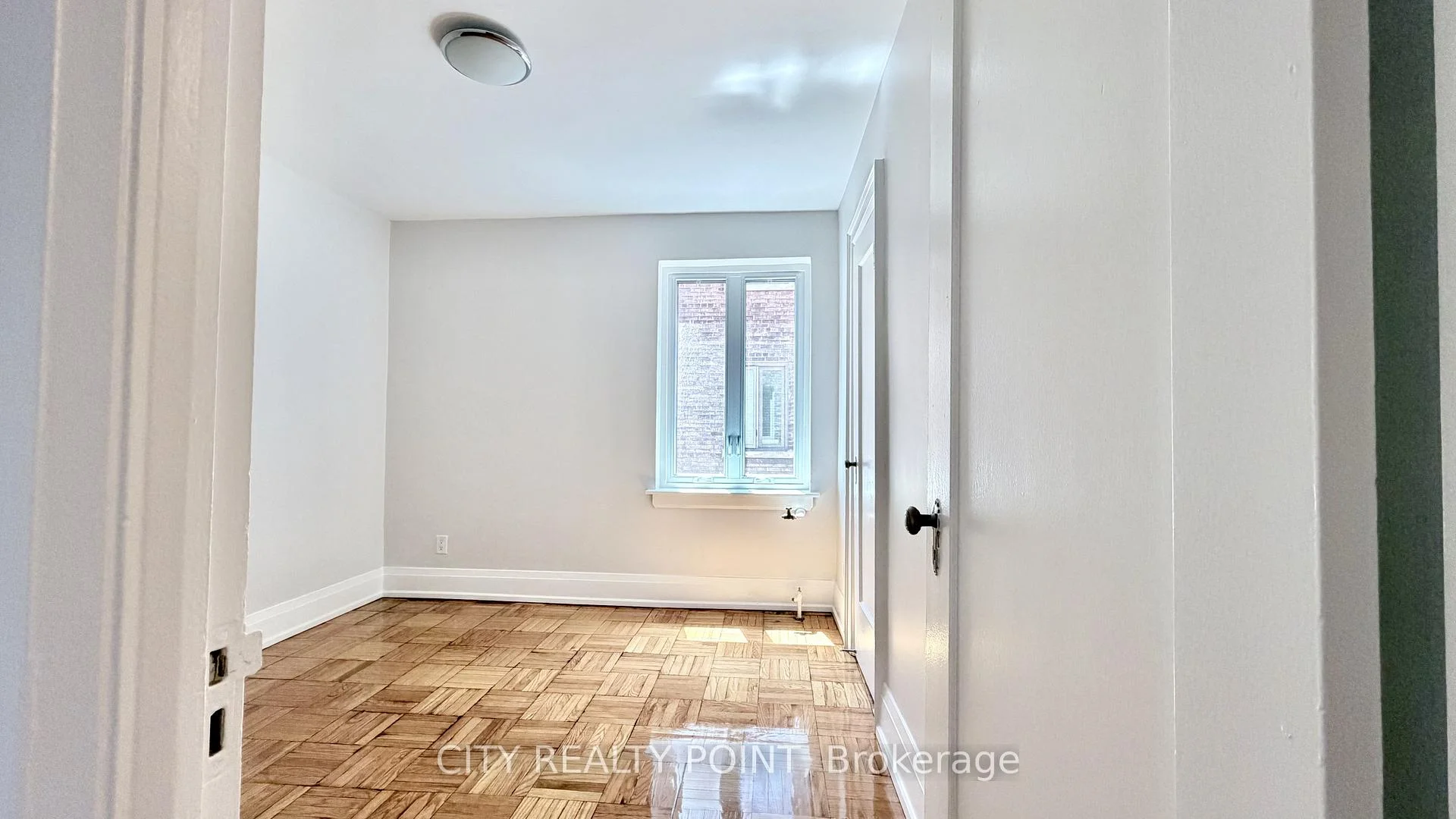 Photo 7 of Unit 521, 398 Avenue Road, Toronto, Casa Loma — HOMEH