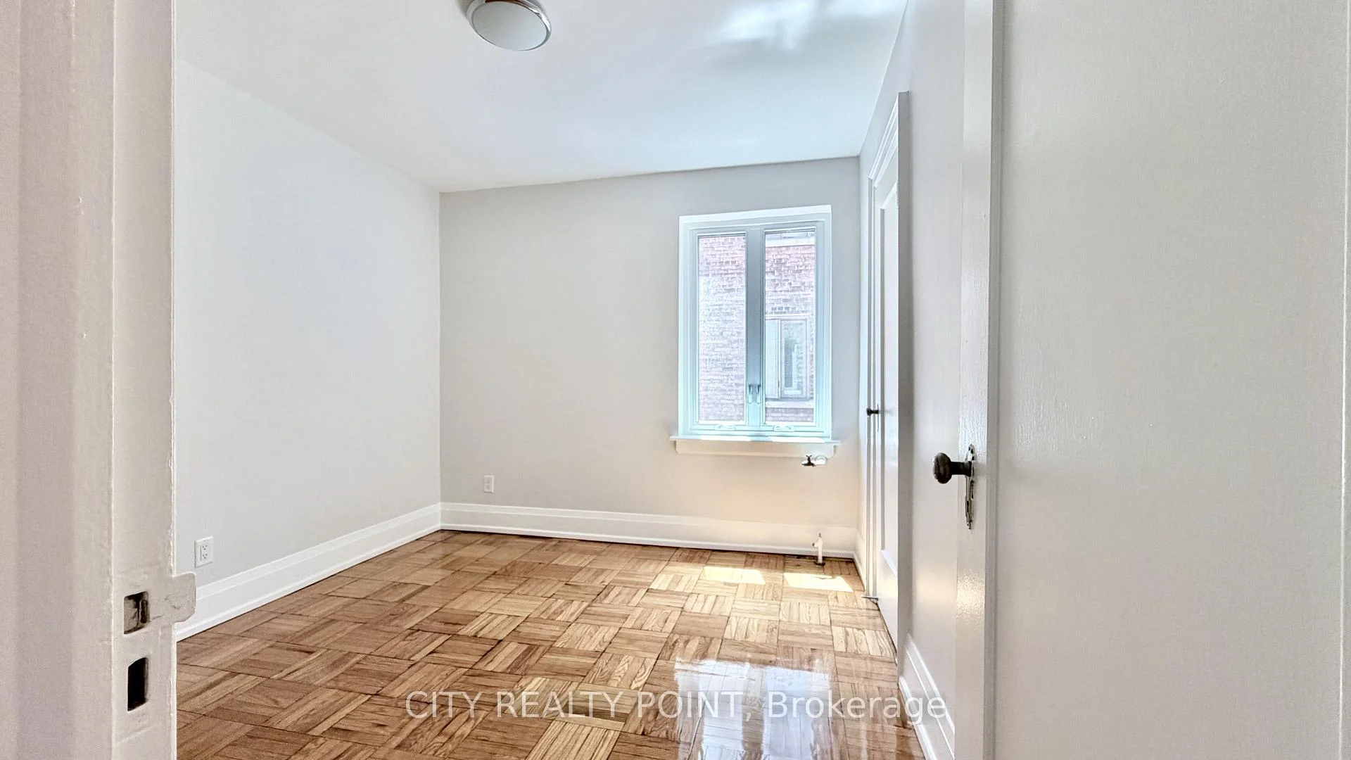 Photo 10 of Unit 521, 398 Avenue Road, Toronto, Casa Loma — HOMEH