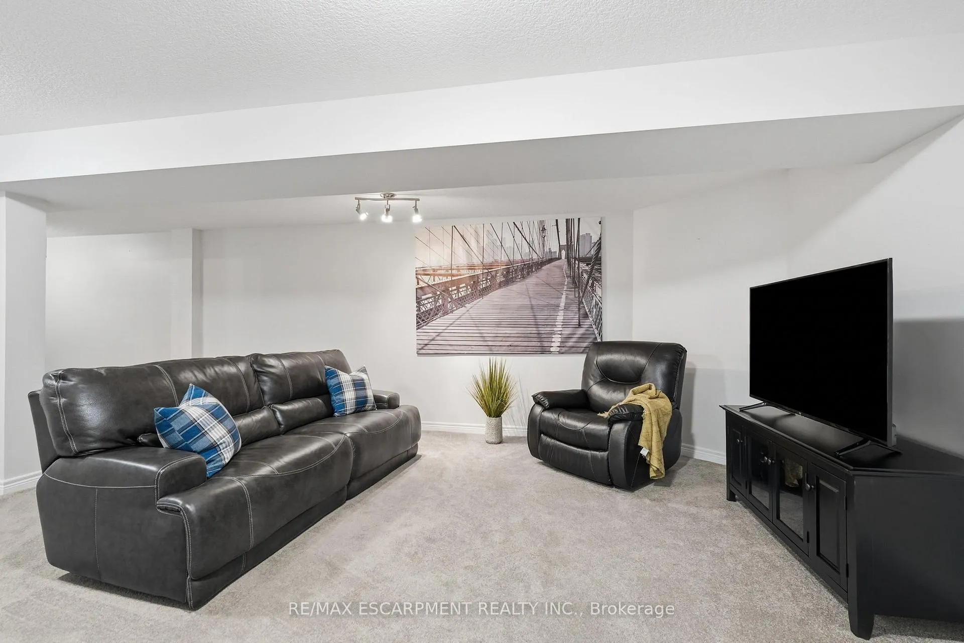 Photo 31 of 35 Finton Lane, Hamilton, Rural Glanbrook — HOMEH