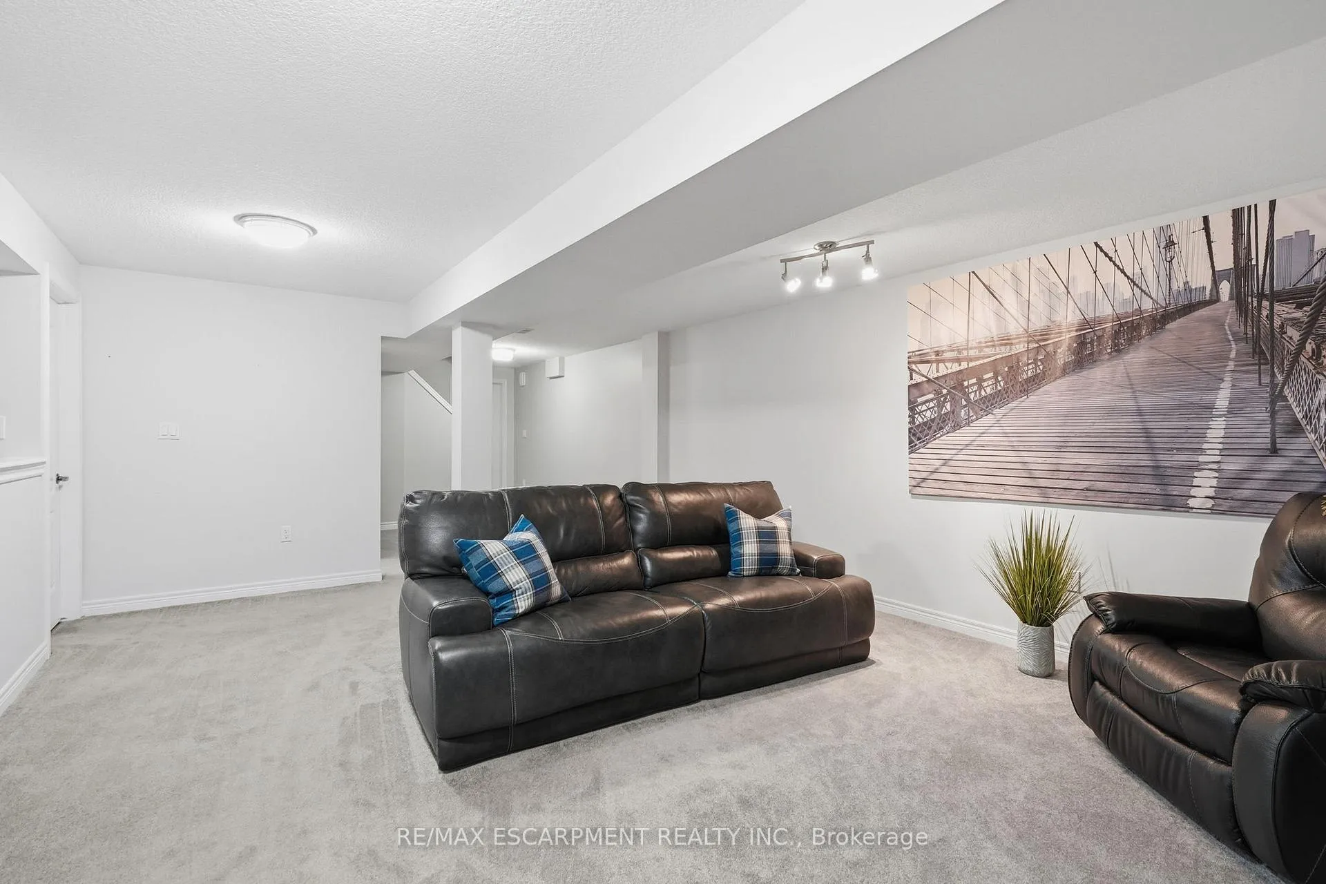 Photo 32 of 35 Finton Lane, Hamilton, Rural Glanbrook — HOMEH