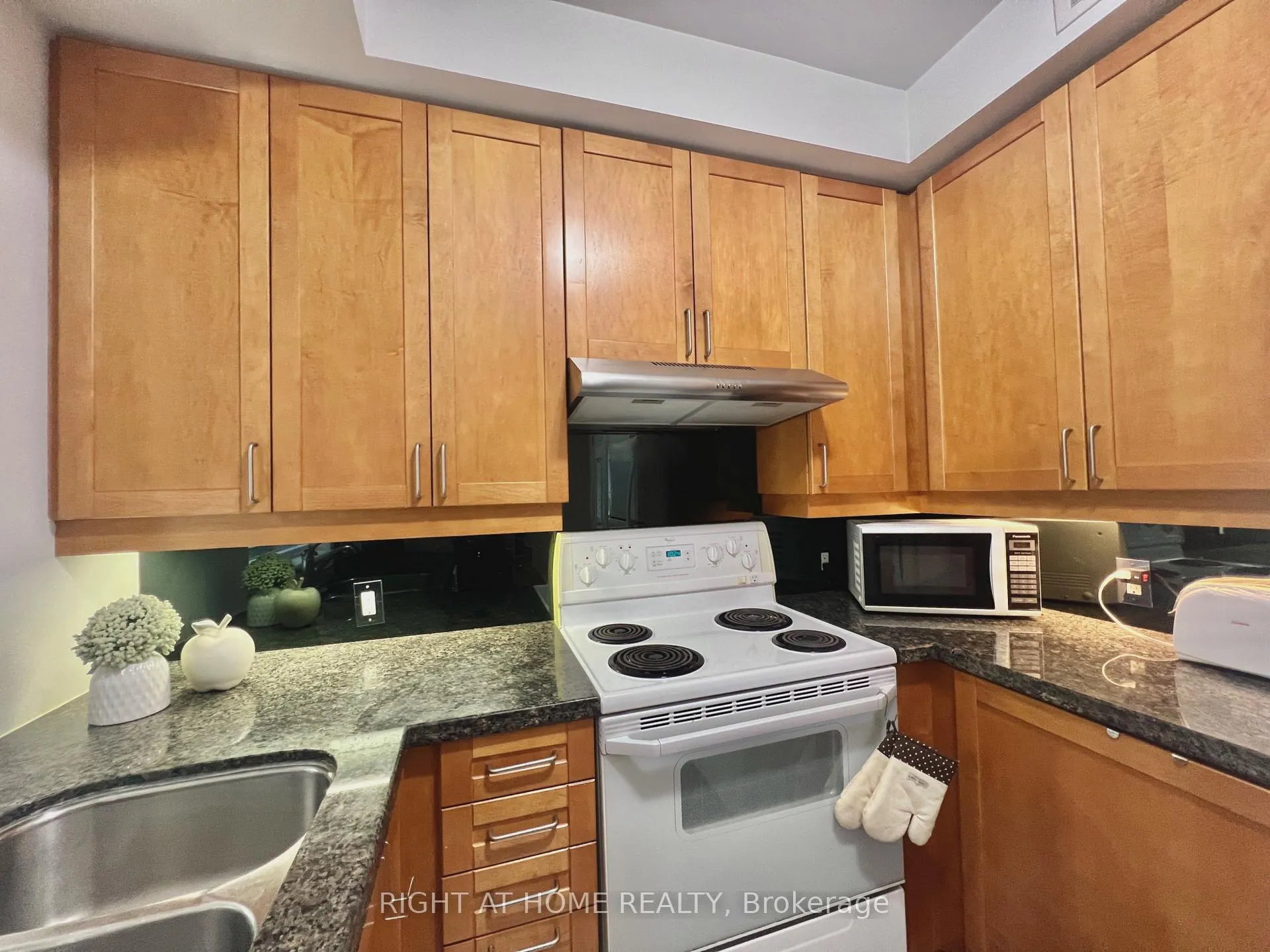 Photo 14 of Unit 1702, 55 Bloor Street E, Toronto, Church-Yonge Corridor — HOMEH