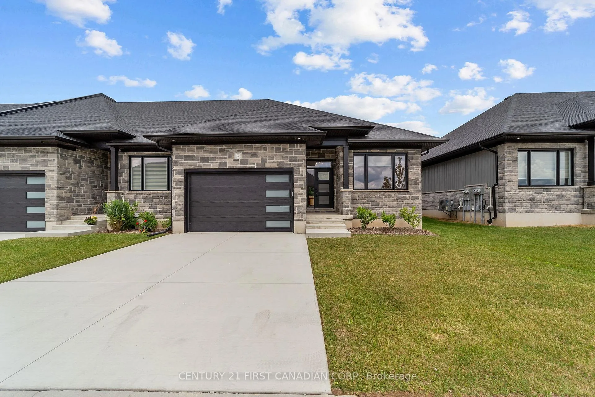 Photo 2 of Unit 12, 32 Postma Crescent, North Middlesex, Ailsa Craig — HOMEH