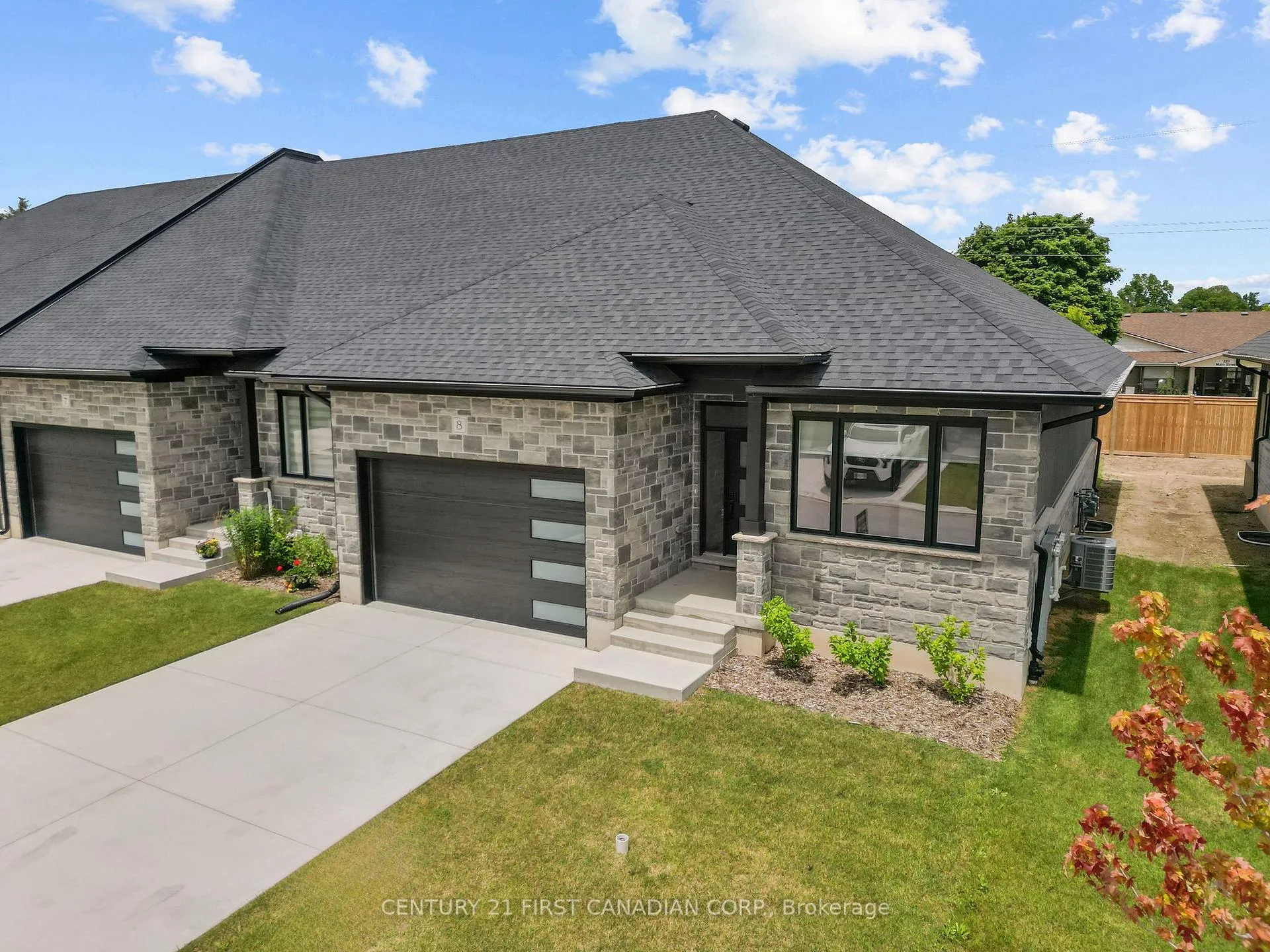Photo 3 of Unit 12, 32 Postma Crescent, North Middlesex, Ailsa Craig — HOMEH