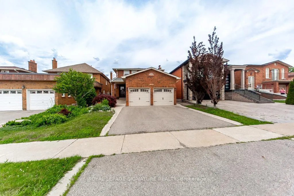 Photo 2 of 154 Oliver Lane, Vaughan, Maple — HOMEH