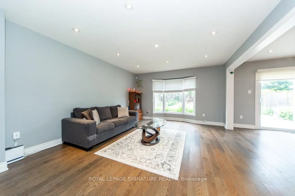 Photo 12 of 154 Oliver Lane, Vaughan, Maple — HOMEH