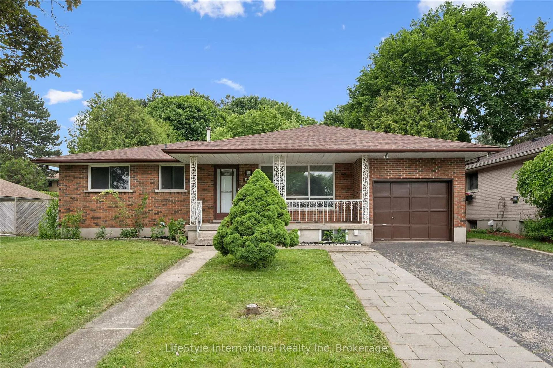 Front of 113 Applewood Crescent