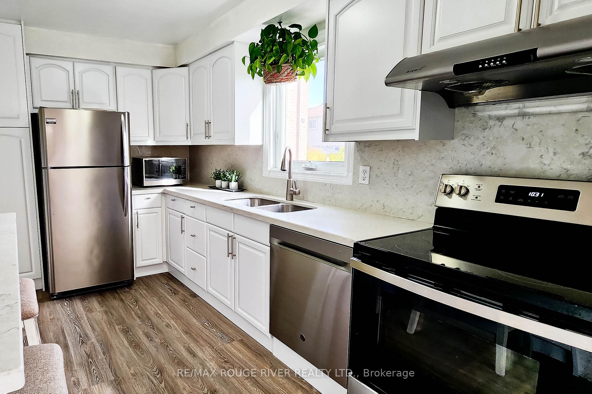 Photo 8 of 27 Gilmour Drive, Ajax, Central — HOMEH