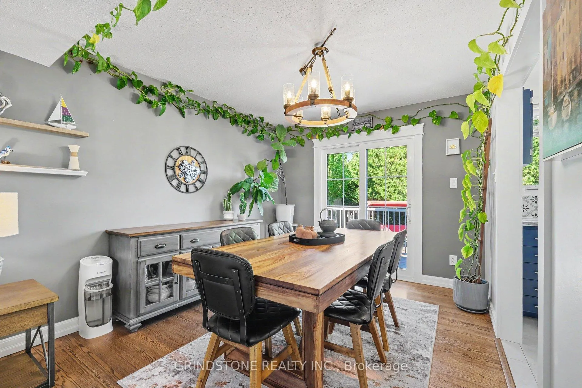 Photo 10 of 20 Lavina Crescent, Ottawa, Leslie Park — HOMEH