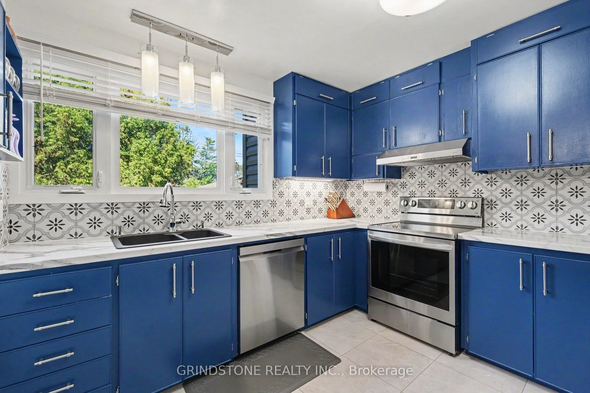 Photo 13 of 20 Lavina Crescent, Ottawa, Leslie Park — HOMEH