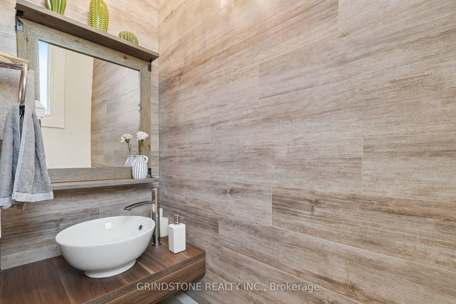 Photo 15 of 20 Lavina Crescent, Ottawa, Leslie Park — HOMEH