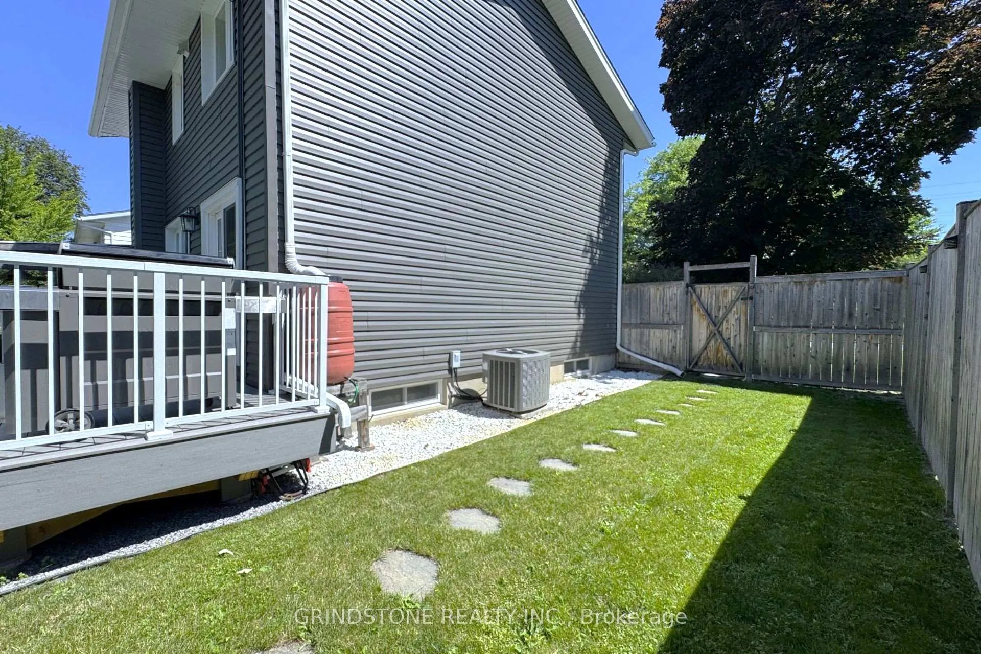 Photo 37 of 20 Lavina Crescent, Ottawa, Leslie Park — HOMEH