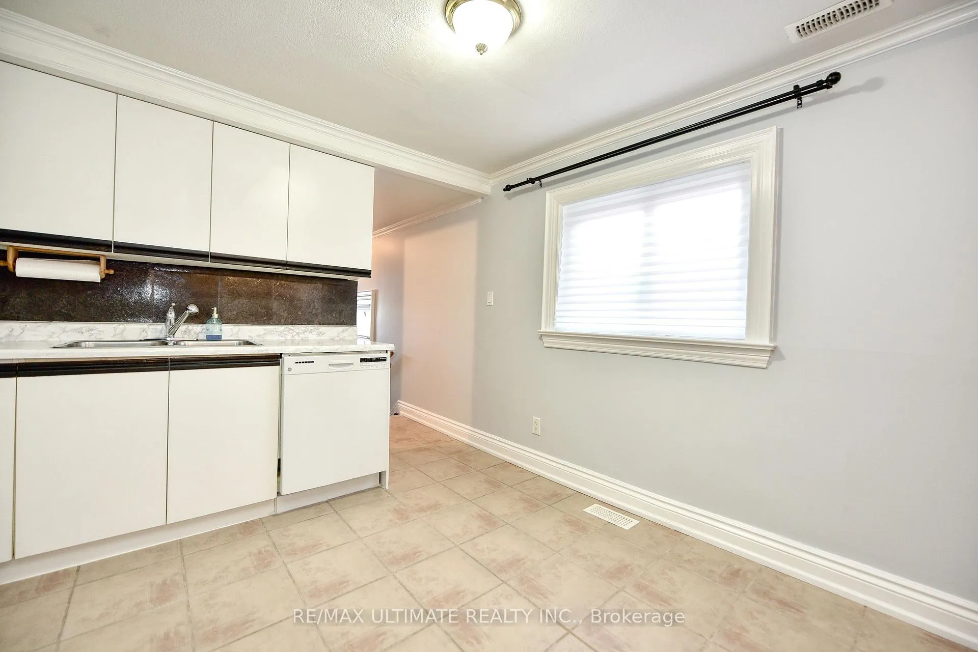 Photo 3 of 132 Spears Street, Toronto, Rockcliffe-Smythe — HOMEH